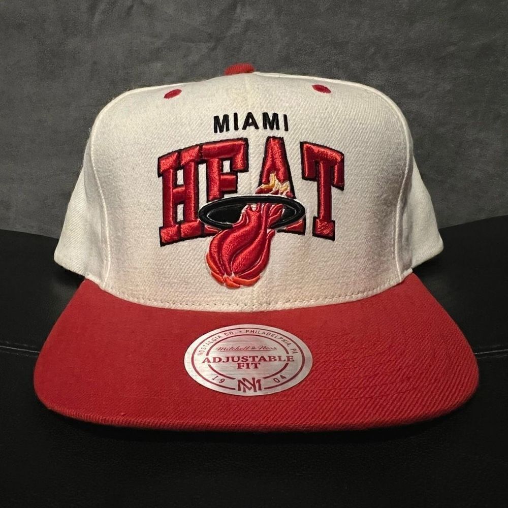 MITCHELL & NESS Miami Heat Classic Arch Logo Adjustable SnapBack Hat / One Size